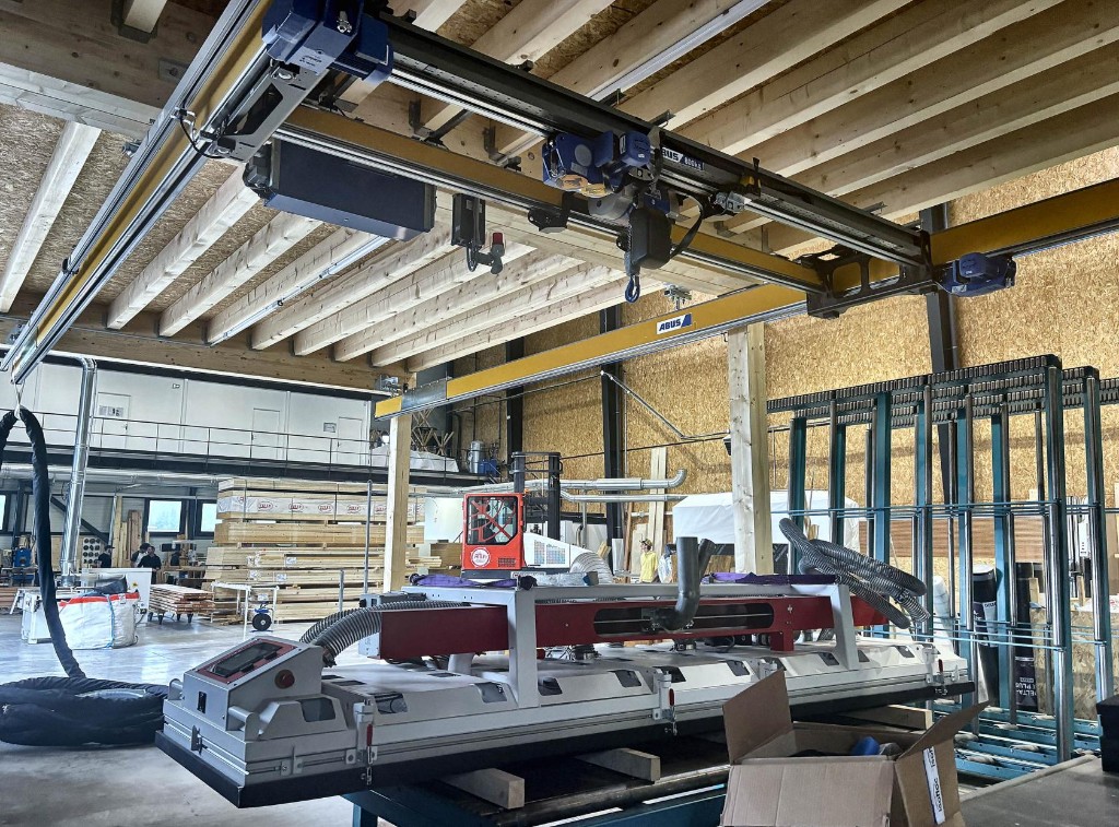 Insuffleuse, Machine Isofloc suspendue au pont roulant ABUS, Les Terres, LP Charpente