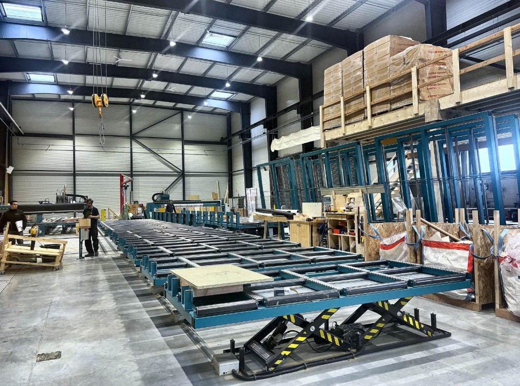 Ligne d'assemblage, Tables papillon et stockage isolants GUTEX, LP Charpente
