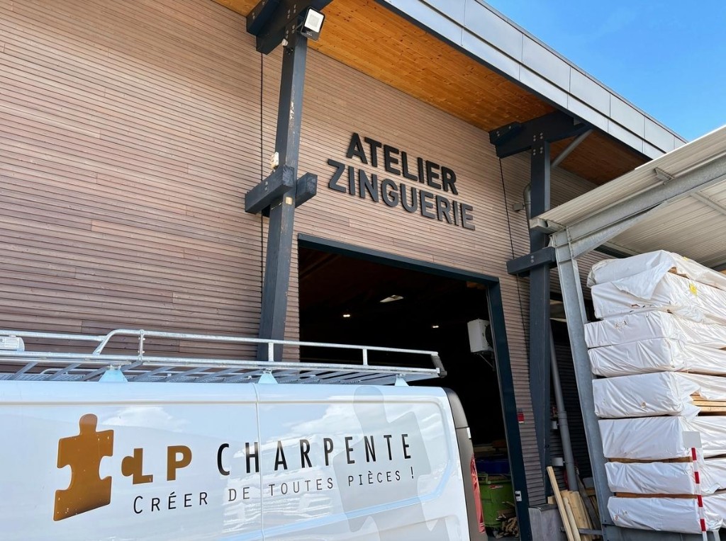 Atelier zinguerie, Façade, site L'Arny, Allonzier-la-Caille, LP Charpente