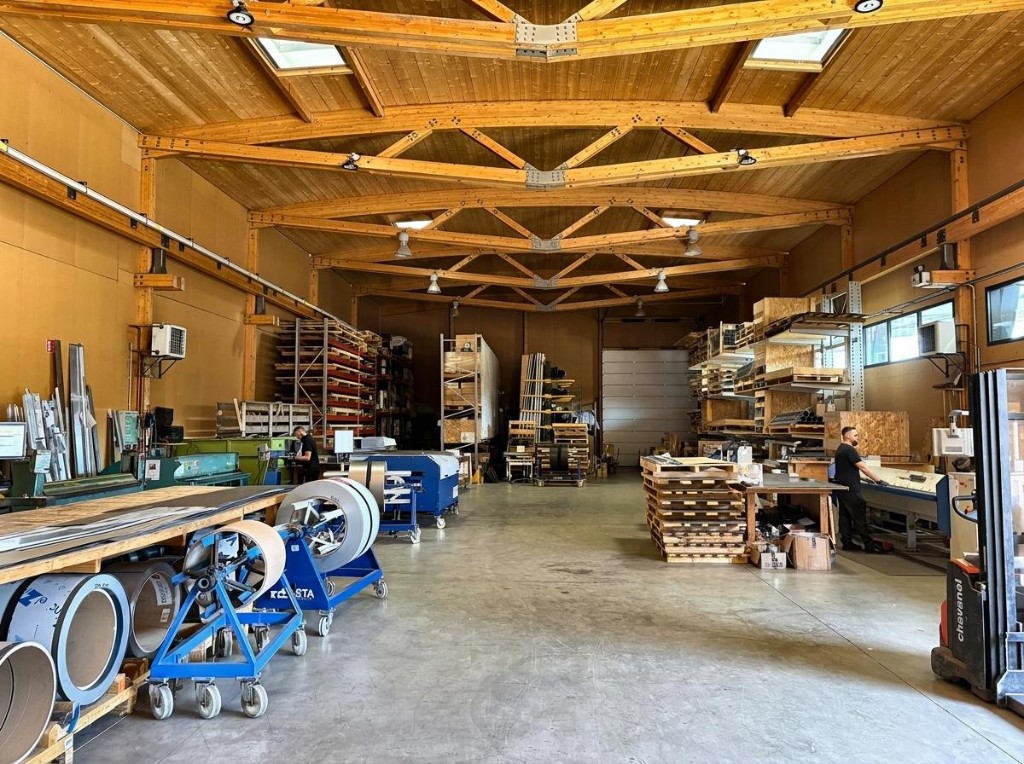 Vue d'ensemble, Atelier de découpe et pliage, bobines et postes de travail, LP Charpente