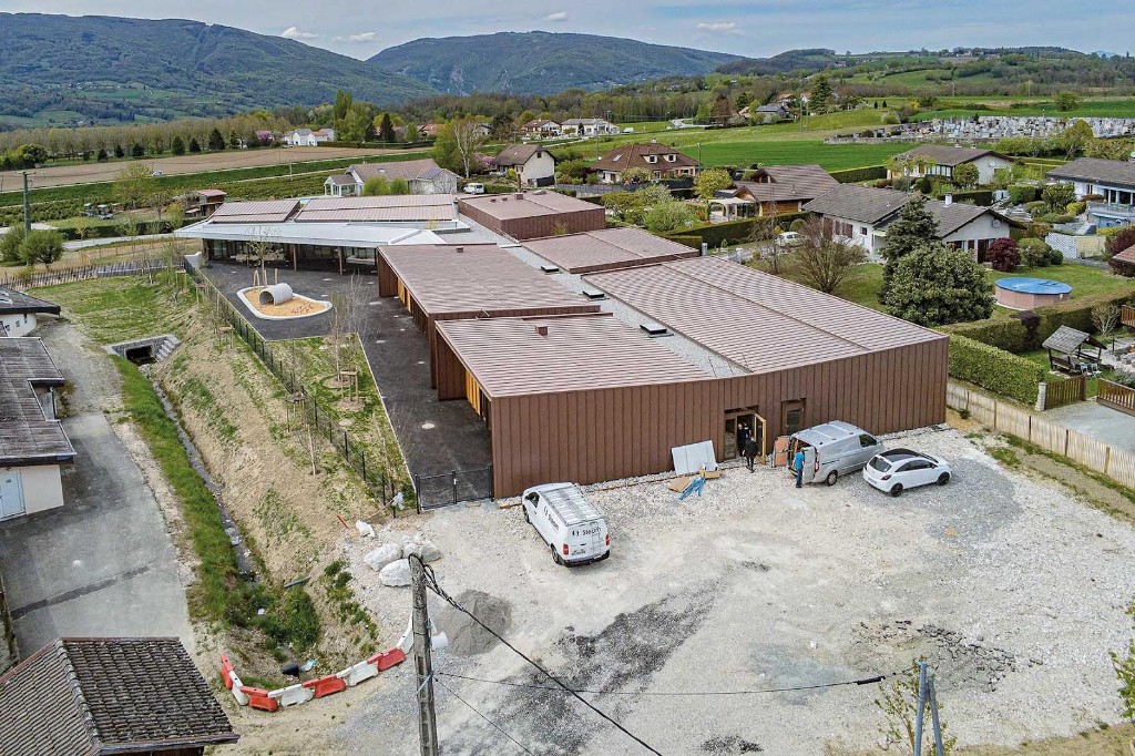 Bardage zinc rouge pigmento, École, Vallières, vue aérienne