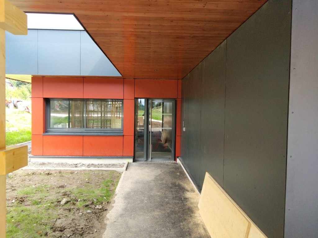 Bardage composite Trespa Meteon, École primaire, Pallud, entrée