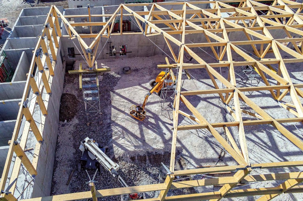Montage de charpente bois, complexe sportif, Faverges
