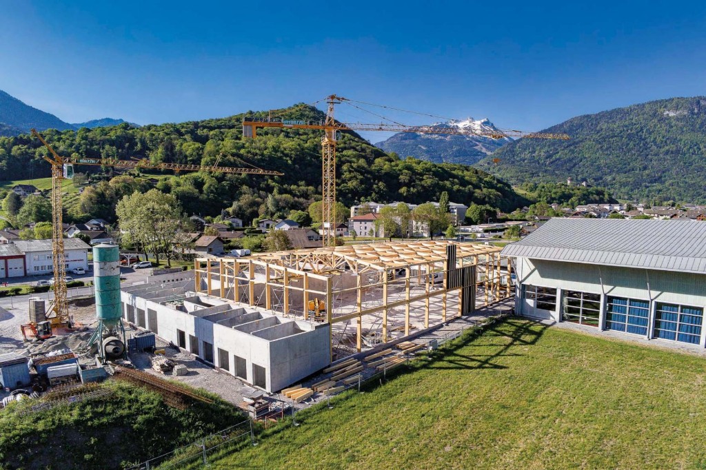 Charpente bois en cours de montage, Faverges, Haute-Savoie