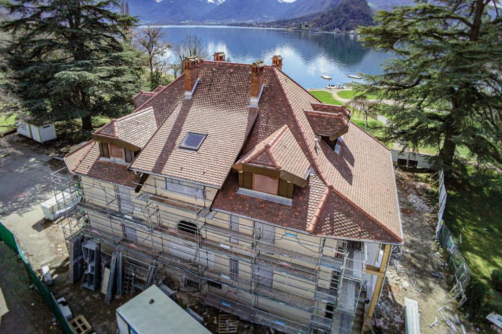 Couverture tuiles terre cuite, La Savoyarde, Talloires, vue lac