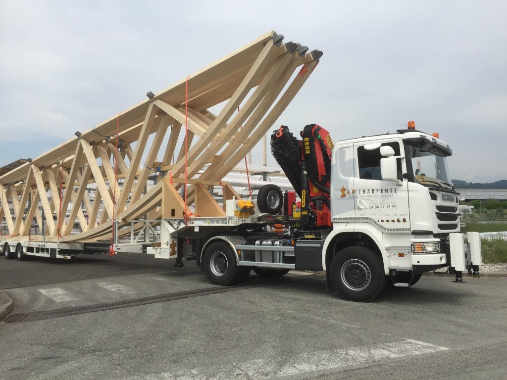 Transport des fermes du gymnase de Rumilly, convoi exceptionnel LP Charpente