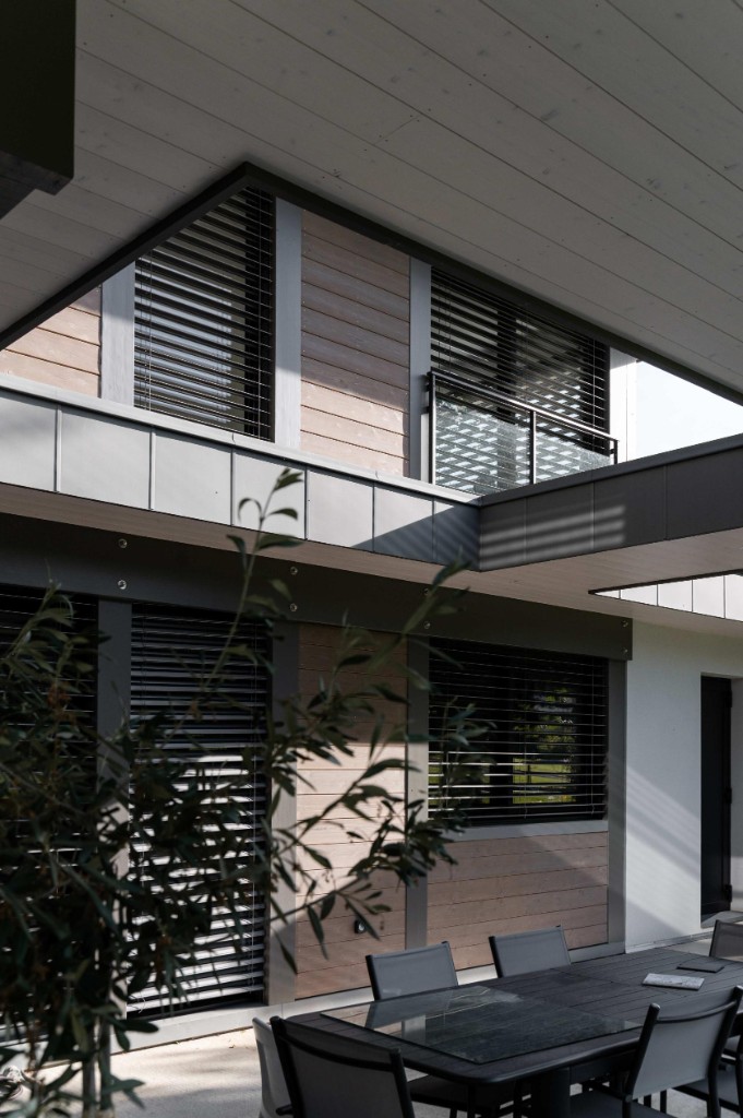 Terrasse et volumétrie en L, Maison Drion, Cornier