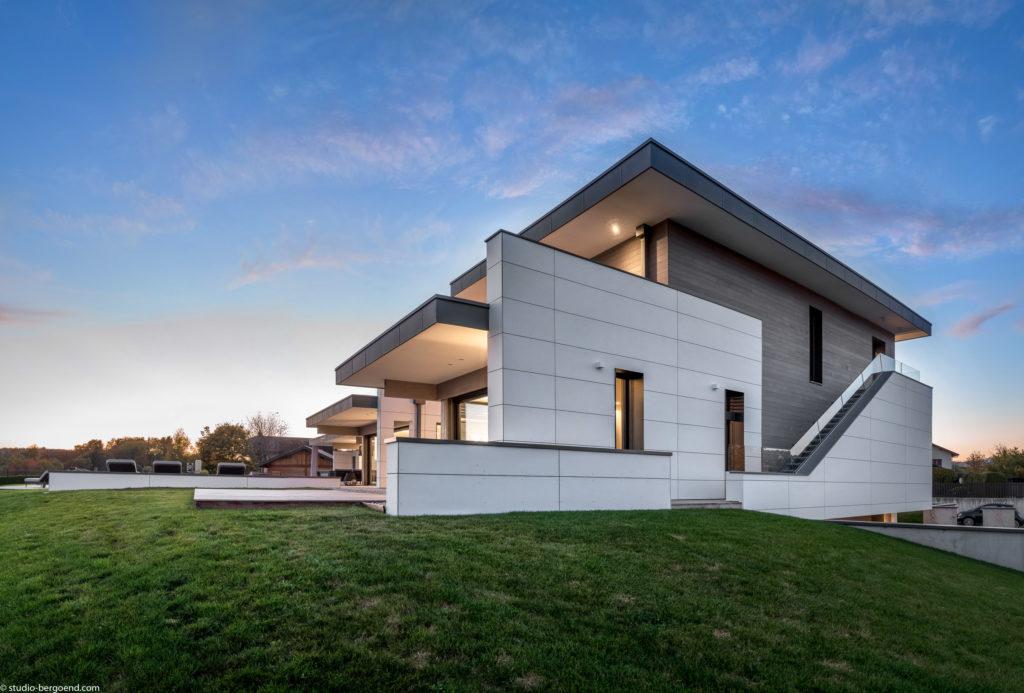 Vue d'ensemble au crépuscule, maison Archidomo, Groisy