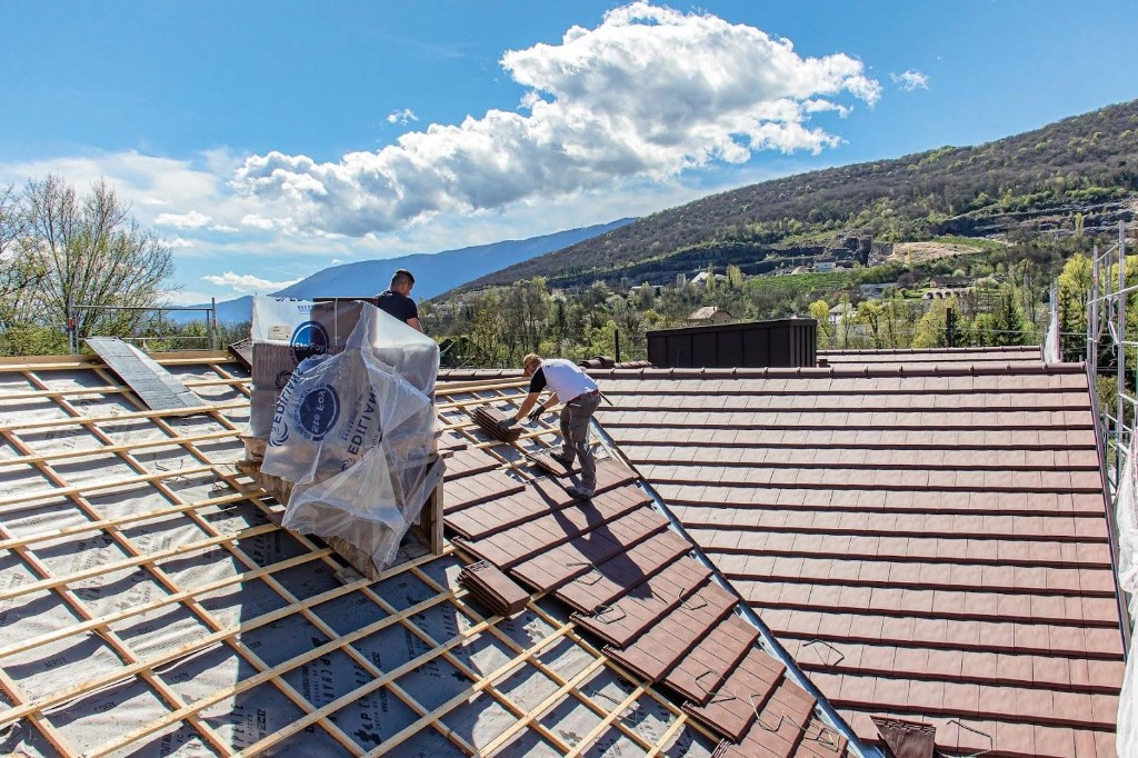 Pose de tuiles sur toiture, Jardin de Sierre, Grésy-sur-Aix