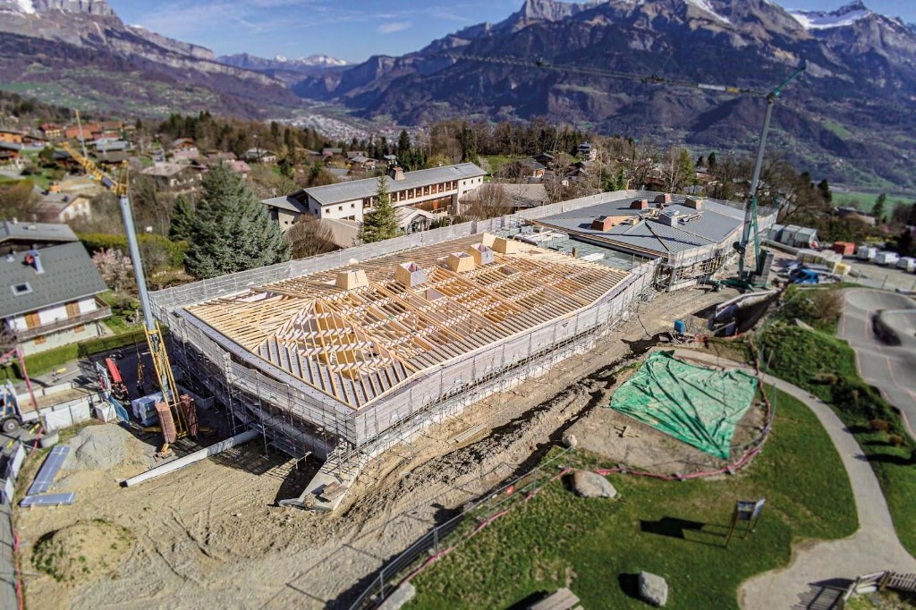 Charpente toiture en cours de montage, Maison de l'Enfance, Combloux