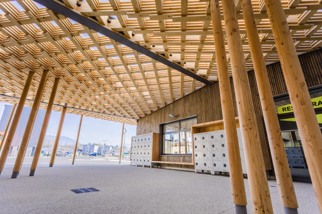 Préau en charpente bois ajourée, collège de l'Albanais, Rumilly