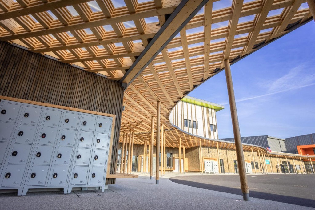 Préau courbe en bois et bardages, collège de l'Albanais, Rumilly