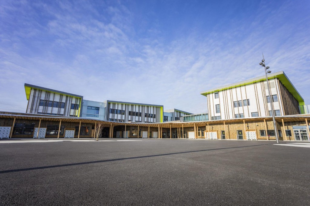Vue d'ensemble du collège de l'Albanais à Rumilly, ossature bois, bardages et préau