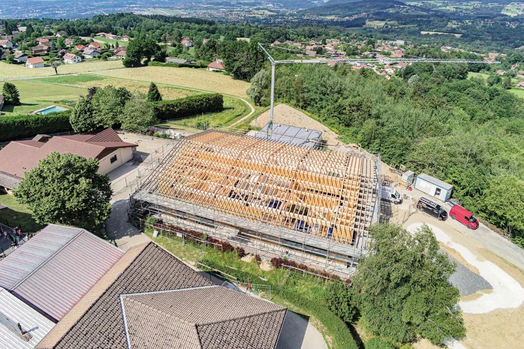 Charpente école Saint-Martin-Bellevue en cours de montage